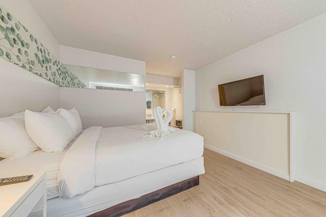 Travel Lodge By Wyndham 10 Min From Disney Kissimmee Dış mekan fotoğraf